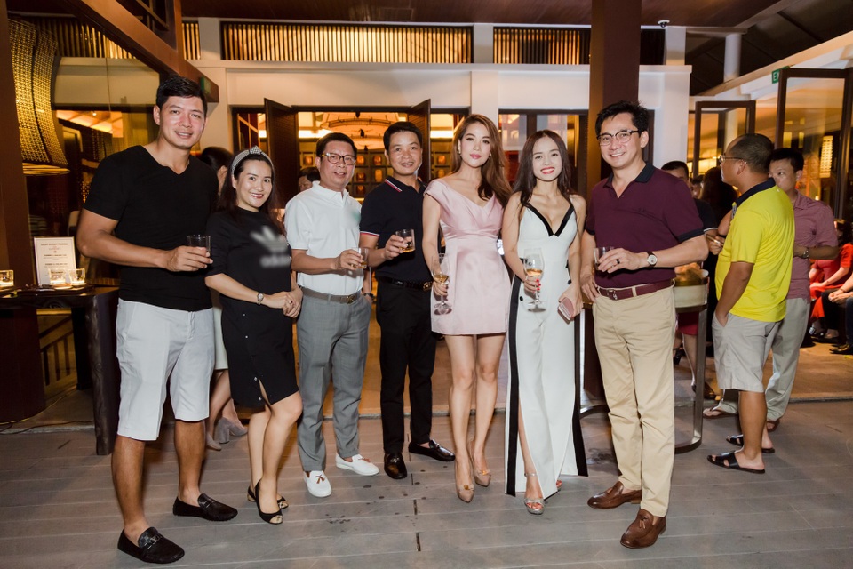 Trương Ngọc Ánh chia sẻ “duyên tình” 20 năm với Chi Bảo từ “Đồng tiền xương máu” - 8 Tại buổi tiệc chào mừng, Trương Ngọc Ánh còn hội ngộ với hai người bạn thân khác - vợ chồng cựu siêu mẫu Bình Minh - Anh Thơ. Bình Minh và Chi Bảo cũng là hai golf thủ tham gia thi đấu trong giải lần này.