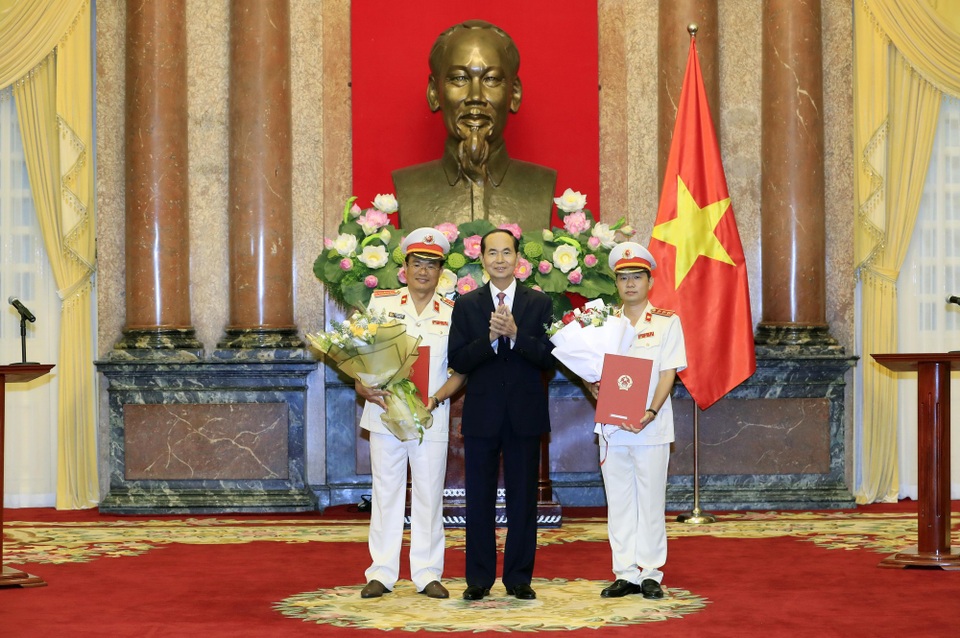 Chủ tịch nước trao quyết định bổ nhiệm Phó Viện trưởng Viện KSND tối cao - 1
Chủ tịch nước Trần Đại Quang, Trưởng Ban Chỉ đạo Cải cách Tư pháp Trung ương trao Quyết định bổ nhiệm chức vụ Phó Viện trưởng Viện Kiểm sát nhân dân Tối cao cho ông Nguyễn Huy Tiến (bên trái) và ông Nguyễn Văn Quảng (bên phải)