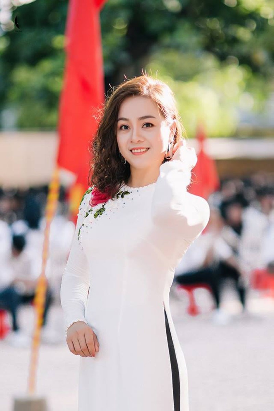 Cô giáo 35 tuổi dân tộc Tày sở hữu nét đẹp trẻ trung, duyên dáng - 3 Cô Diệu Trang chia sẻ: “Học sinh trường mình có rất nhiều em có hoàn cảnh khó khăn. Vì thế mình cũng như các thầy cô trong trường luôn hỏi thăm, động viên các em học tốt hơn. Mình đã chủ nhiệm 10 khóa học, những thế hệ học trò đi qua đều để lại những cảm xúc sâu sắc”.