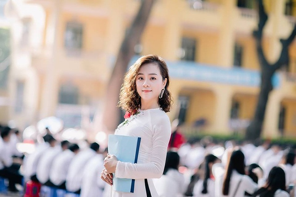 Cô giáo 35 tuổi dân tộc Tày sở hữu nét đẹp trẻ trung, duyên dáng - 2 Cô sinh ra trong một gia đình nghệ thuật, cô yêu ca hát nên quãng đời sinh viên theo học tại trường Đại học Sư phạm Thái Nguyên cô luôn tham gia các hoạt động văn nghệ. Sau khi ra trường cô về công tác tại trường THPT Thái Thuận, tỉnh Bắc Giang, tính đến nay cô đã gắn bó 12 năm. Là con gái dân tộc Tày, cô thấu hiểu được những khó khăn mà học sinh vùng cao gặp phải.