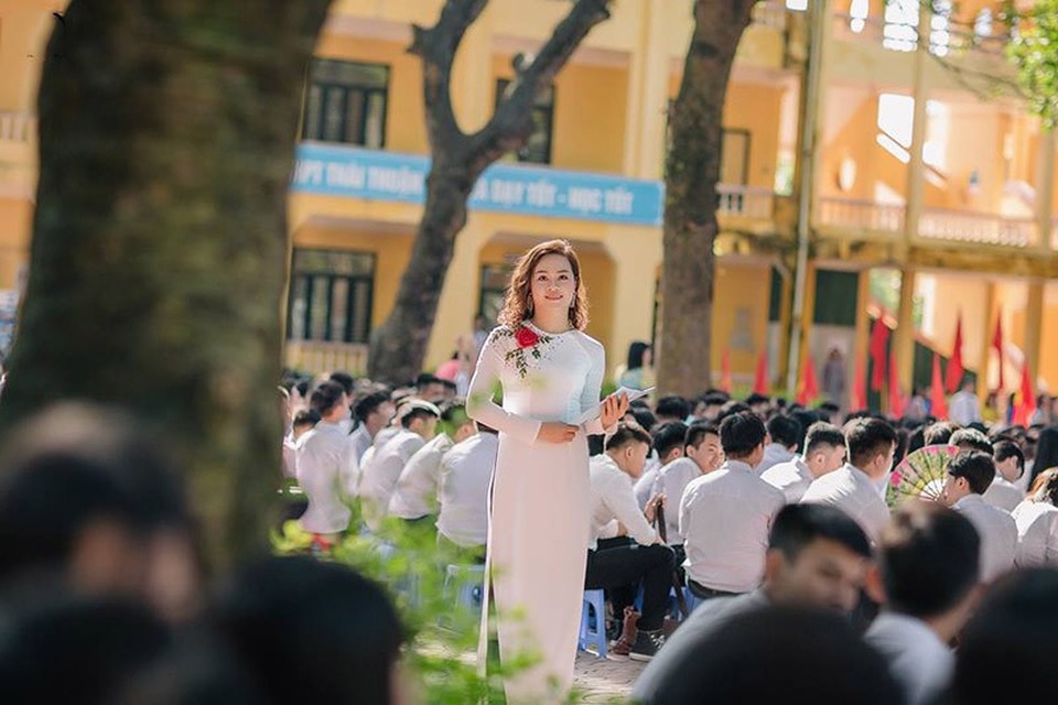 Cô giáo 35 tuổi dân tộc Tày sở hữu nét đẹp trẻ trung, duyên dáng - 1 Cô Hoàng Diệu Trang (sinh năm 1984, hiện đang công tác tại Bắc Giang) với những khoảnh khắc tươi tắn trong ngày khai giảng năm học mới nhận được cơn mưa lời khen của mọi người. Nụ cười tươi, gương mặt khả ái, nhiệt huyết trong công việc, cô luôn nắm bắt tâm lý của các bạn trẻ nên luôn được lòng học sinh.