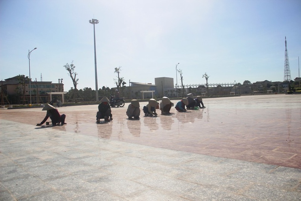 Đội ngũ công nhân đang dọn dẹp vệ sinh quảng trường