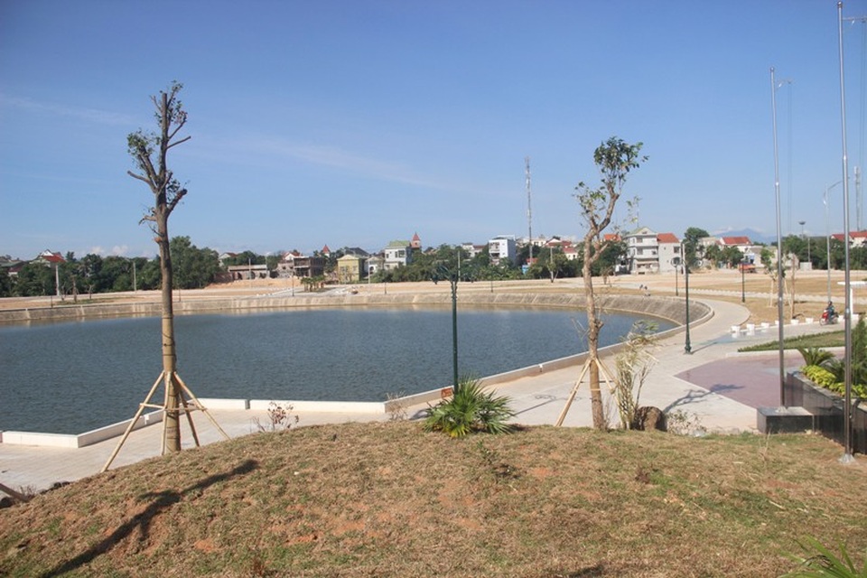 Phía sau công viên là hồ nước, tạo cảnh quan điều hòa khí hậu