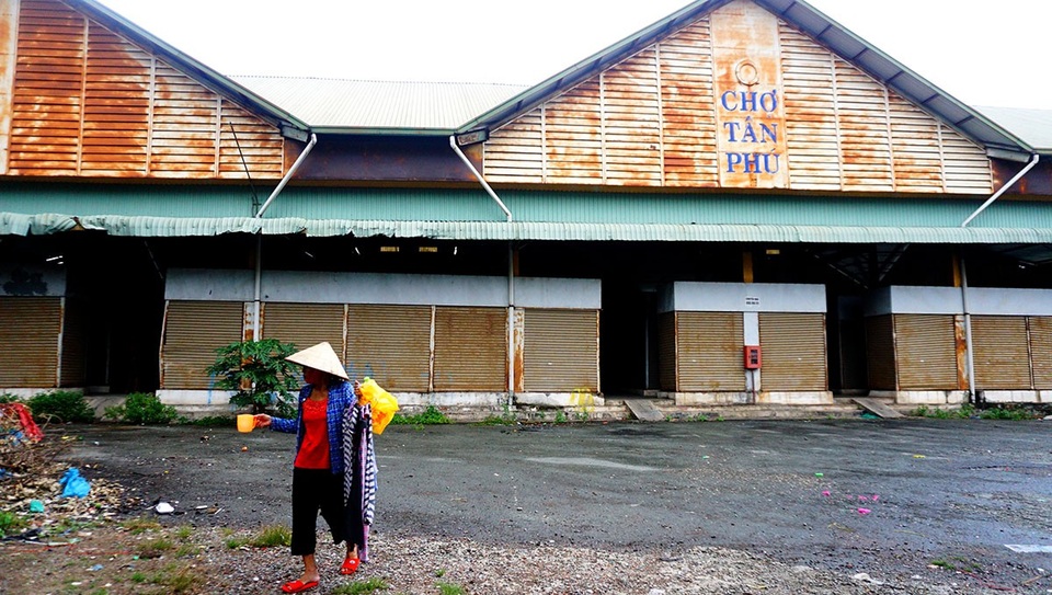 Dù nằm cách Quốc lộ 1A hơn 300m, nhưng vì chỉ có 1 con đường đi vào mà không có đường đi ra khiến việc giao thương ở chợ trở nên bất tiện.