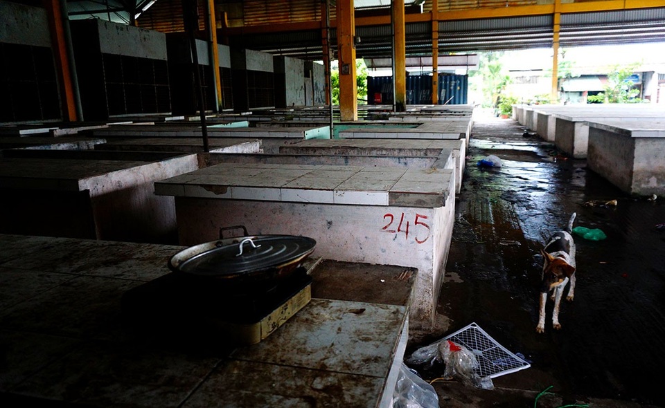 Hoang tàn, âm u là hình ảnh hiện tại của ngôi chợ tiền tỷ.