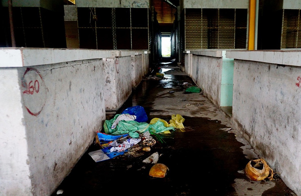 Nước thải, rác ngập khắp lối đi.