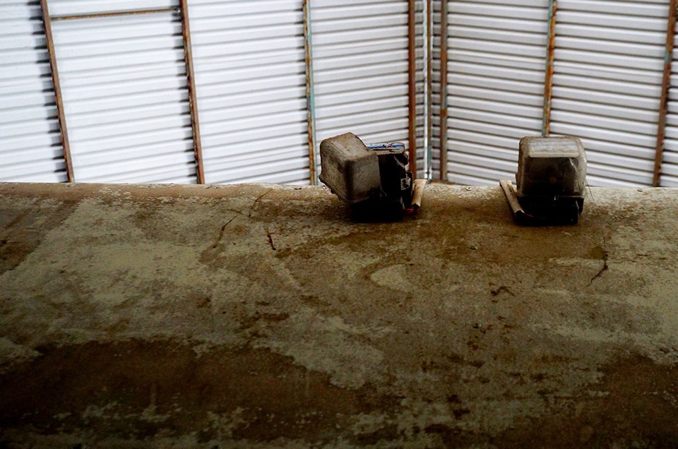 Hệ thống điện, đồng hồ điện hư hỏng nằm chỏng chơ.