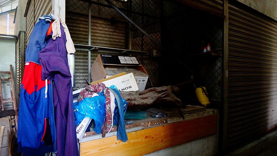 Các ki-ốt chất đống những đồ đạc cũ.