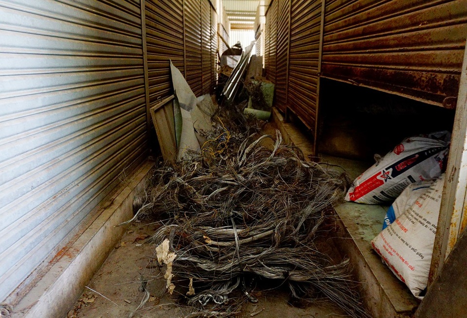 Dọc lối đi giữa các ki-ốt bị bịt kín.