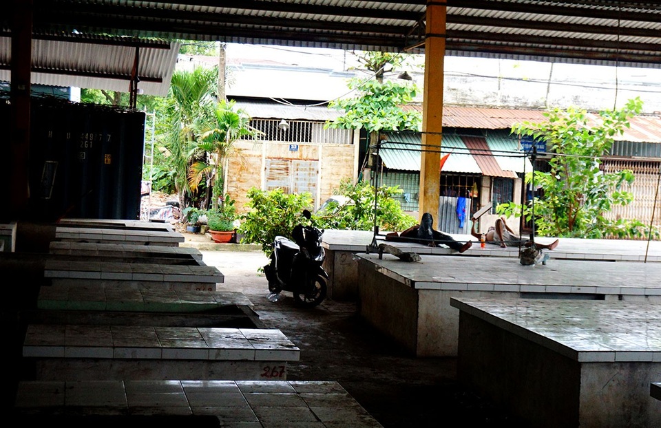 Các sạp hàng bám bụi, thường là nơi nghỉ trưa của những người lao động.