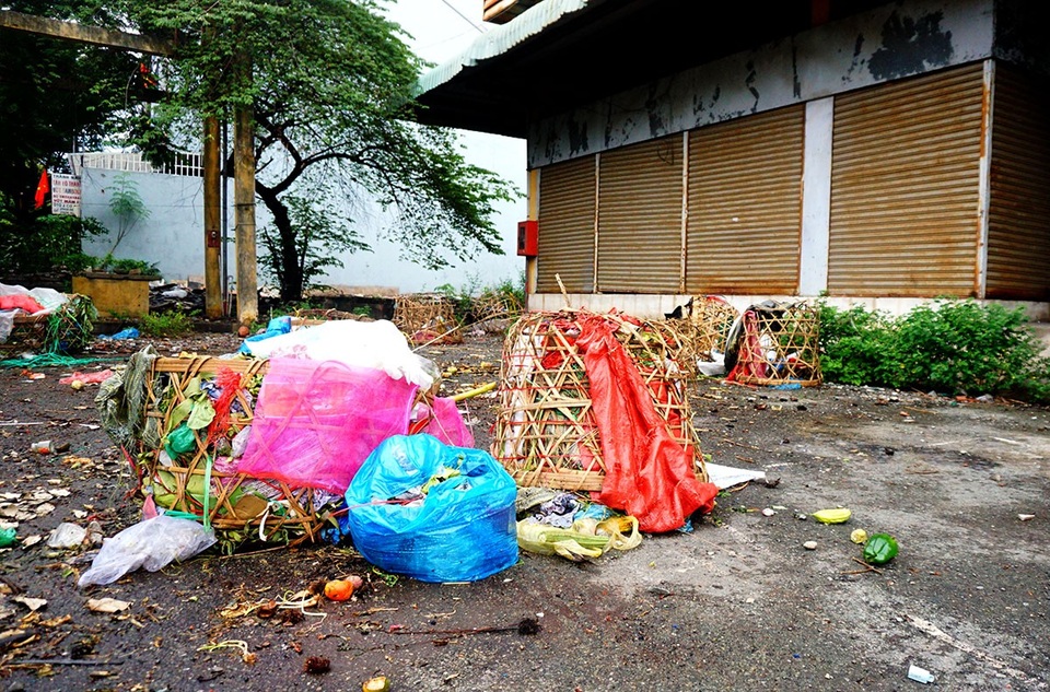 Rác thải chất đống nằm trước cổng chợ.