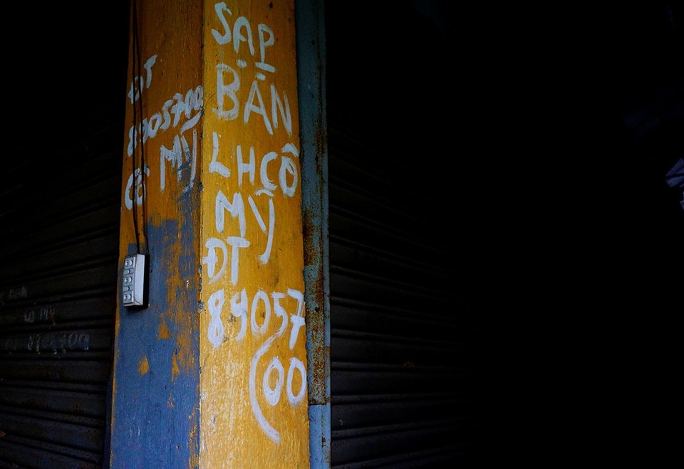 Những tiểu thương dời đi, để lại địa chỉ cho khách muốn liên hệ.