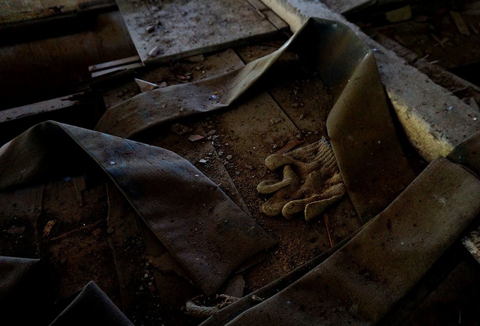 Bên trong chợ hoang tàn, đổ nát.