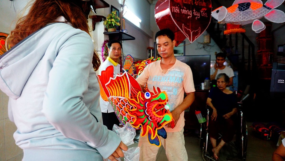 Đèn lồng khổng lồ hình thỏ đón trung thu ở TPHCM - 12 Đèn lồng khổng lồ hình thỏ đón trung thu ở TPHCM - 12