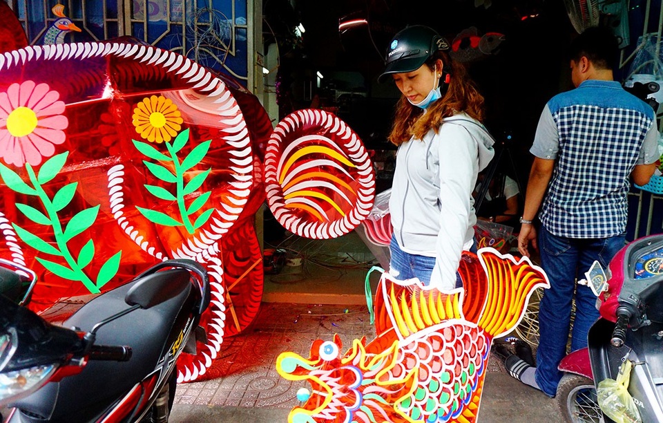 Đèn lồng khổng lồ hình thỏ đón trung thu ở TPHCM - 13 Những ngày gần đến trung thu, nhiều tiểu thương đến lấy hàng về buôn bán.