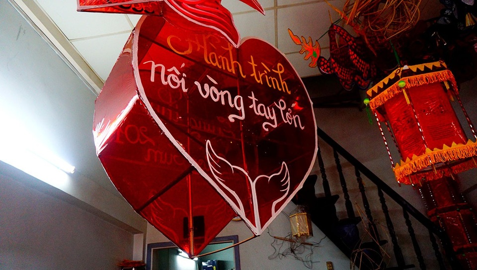 Đèn lồng khổng lồ hình thỏ đón trung thu ở TPHCM - 10 Chiếc đèn lồng hình trái tim được khách đặt gia đình anh Bình làm trong dịp trung thu.