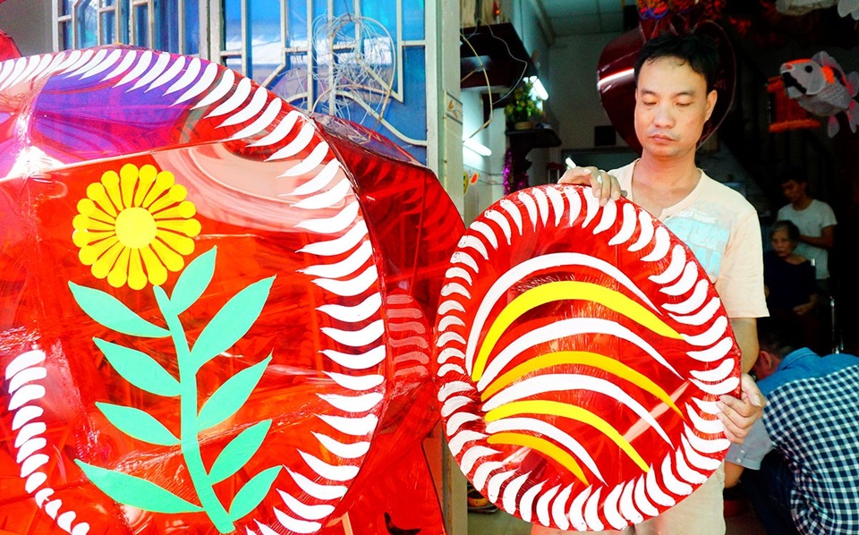 Đèn lồng khổng lồ hình thỏ đón trung thu ở TPHCM - 8 Mỗi năm, gia đình anh Bình đều tìm và làm các mẫu sản phẩm mới.