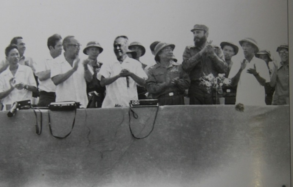 45 năm lãnh tụ Cuba Fidel Castro thăm “đất lửa” Quảng Trị - 3
Đại diện Chính phủ Cách mạng lâm thời Cộng hòa miền Nam Việt Nam đọc lời chào đón lãnh tụ Cu Ba