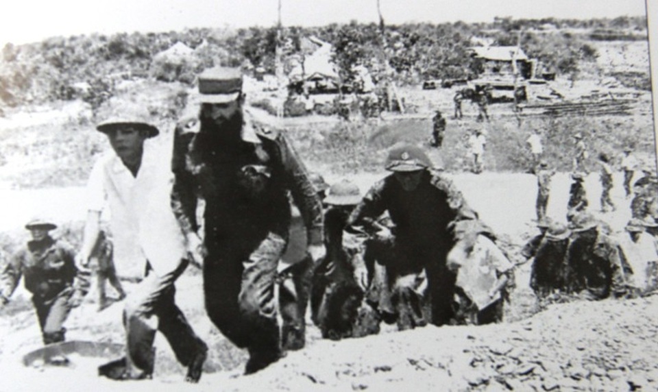 45 năm lãnh tụ Cuba Fidel Castro thăm “đất lửa” Quảng Trị - 8 Chủ tịch Fidel thăm cụm căn cứ Dốc Miếu