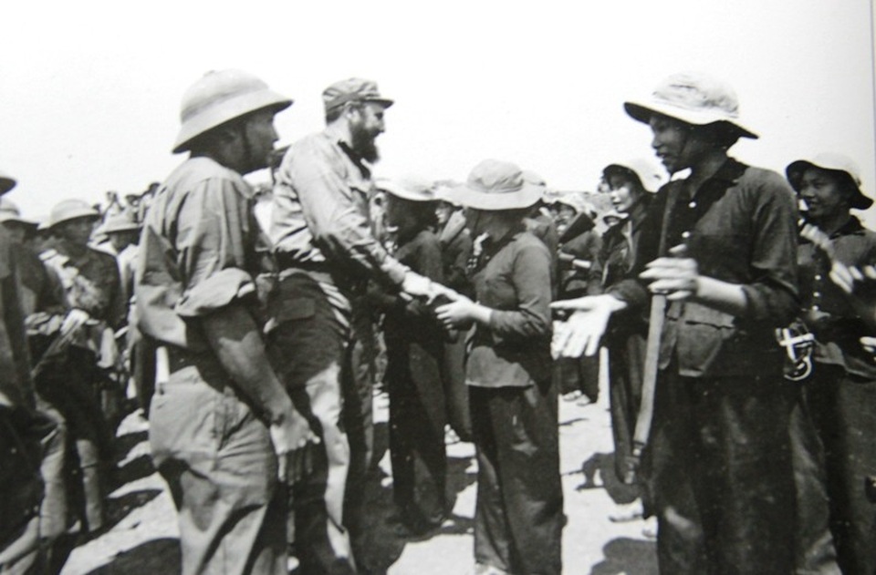 45 năm lãnh tụ Cuba Fidel Castro thăm “đất lửa” Quảng Trị - 9 Bắt tay thăm hỏi du kích ở Gio Linh