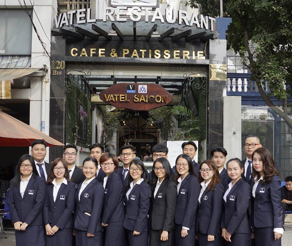 Chương trình cử nhân quản lý khách sạn nhà hàng quốc tế - 1 Sinh viên Vatel thực hành tại nhà hàng Vatel