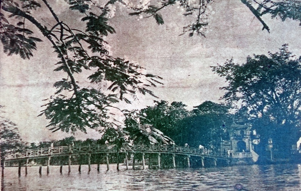 "Hoài niệm Hà Nội phố" qua ảnh tư liệu hiếm - 1
Nằm trong chuỗi sự kiện kỷ niệm 45 năm Ngày thiết lập quan hệ ngoại giao Việt Nam - Pháp (1973 - 2018), tại triển lãm Hoài niệm Hà Nội phố tại Trung tâm Lưu trữ Quốc gia I, nhiều hình ảnh hiếm về Hà Nội xưa, trong đó điểm nhấn chính là những hình ảnh về đời sống, sinh hoạt của người Hà Nội được giới thiệu. Trong ảnh là cầu Thê Húc dẫn vào đền Ngọc Sơn.