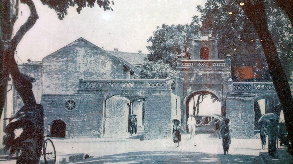 "Hoài niệm Hà Nội phố" qua ảnh tư liệu hiếm - 5
Ô Quan Chưởng ngày xưa có tên Ô Đông Hà, được xây dựng vào thời vua Lê Hiển Tông (1749), nằm ở phía Đông của kinh thành Thăng Long. Ô Quan Chưởng ngày nay là cửa ô duy nhất còn lại của kinh thành Thăng Long.