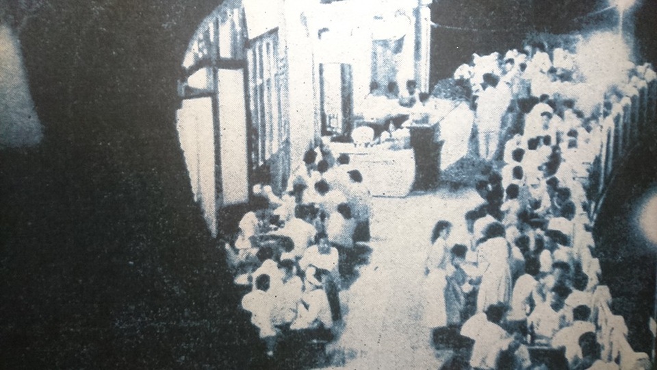 "Hoài niệm Hà Nội phố" qua ảnh tư liệu hiếm - 9
Hình ảnh nhà hàng Thuỷ Tạ ven hồ Hoàn Kiếm rất đông thực khách.