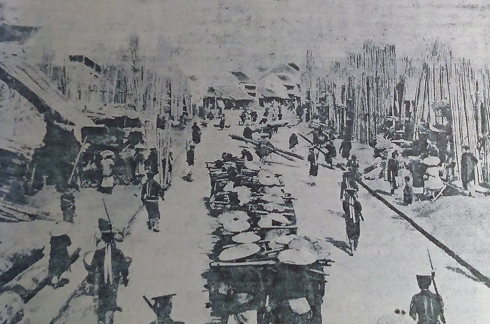 "Hoài niệm Hà Nội phố" qua ảnh tư liệu hiếm - 10
Hình ảnh phố Hàng Tre ngày xưa, tấp nập người mua kẻ bán. Hàng Tre xưa kia thuộc đất thôn Trừng Thanh, tổng Tả Túc, huyện Thọ Xương cũ.