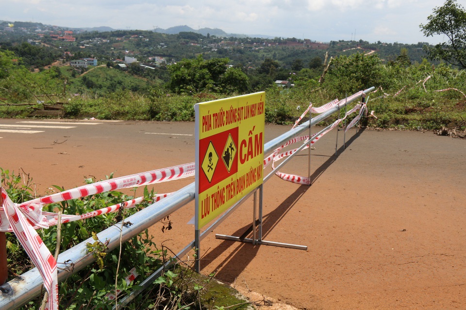 Đường bị “xé toác”, Sở Giao thông lý giải do mưa nhiều - 2
Cơ quan chức năng đã sử dụng hàng rào và biển báo đường sụt lún nguy hiểm dựng 2 đầu đường