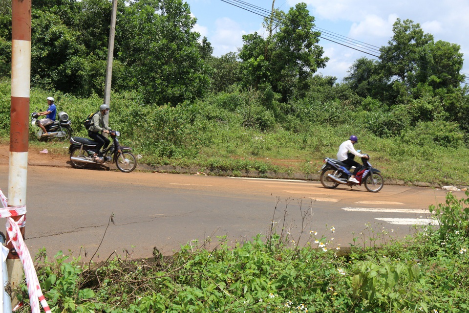 Đường bị “xé toác”, Sở Giao thông lý giải do mưa nhiều - 3 Một số người vẫn lách qua rào chắn để vào đoạn đường đang gặp sự cố