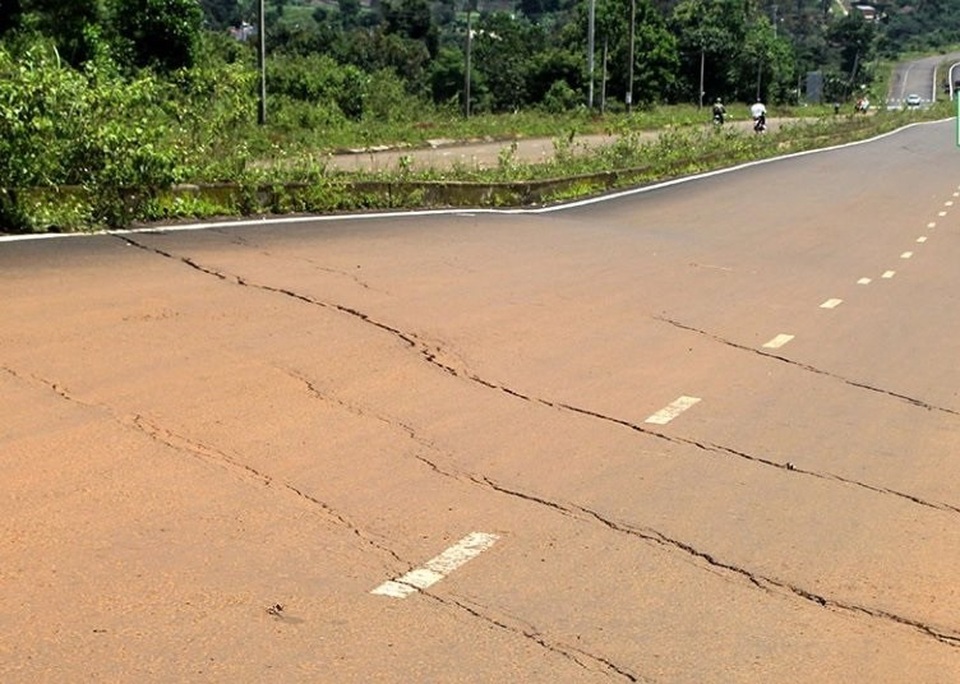 Đường bị “xé toác”, Sở Giao thông lý giải do mưa nhiều - 4 Hàng chục vết nứt cắt ngang mặt đường