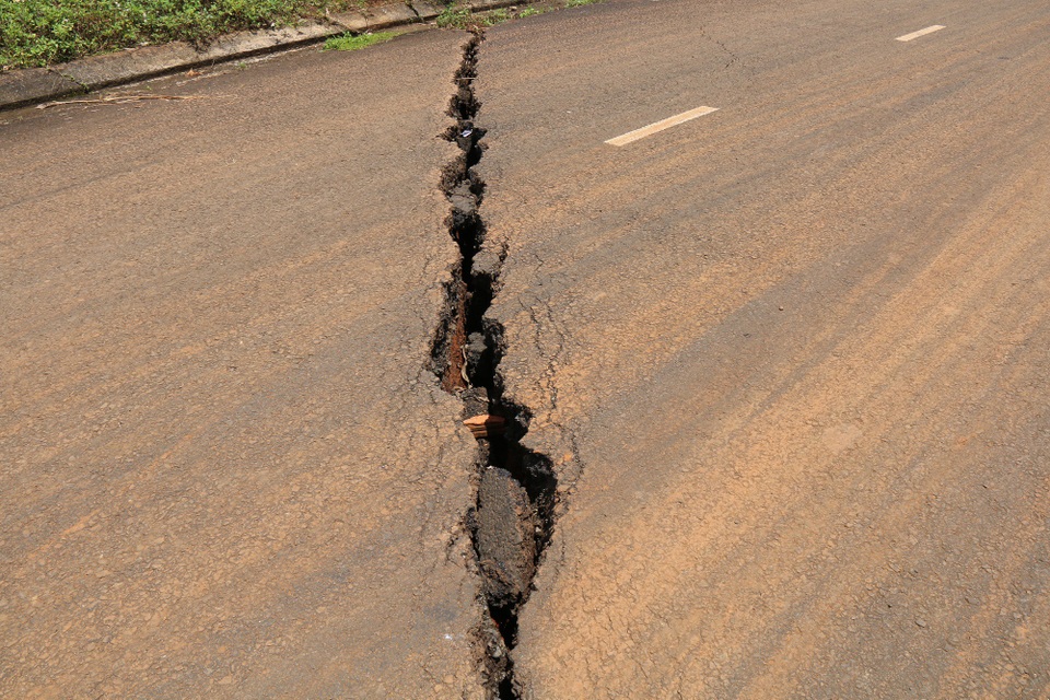 Đường bị “xé toác”, Sở Giao thông lý giải do mưa nhiều - 1 Những vết nứt lớn, xé toác mặt đường rộng từ 5-7cm, sâu gần 2m