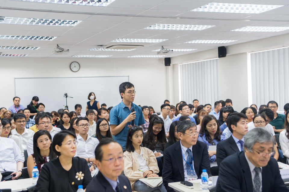 Bộ trưởng Bộ Người tiêu dùng Nhật Bản giảng tại ĐH Việt - Nhật - 2
Sinh viên trường ĐH Việt - Nhật đặt câu hỏi với Bộ trưởng
