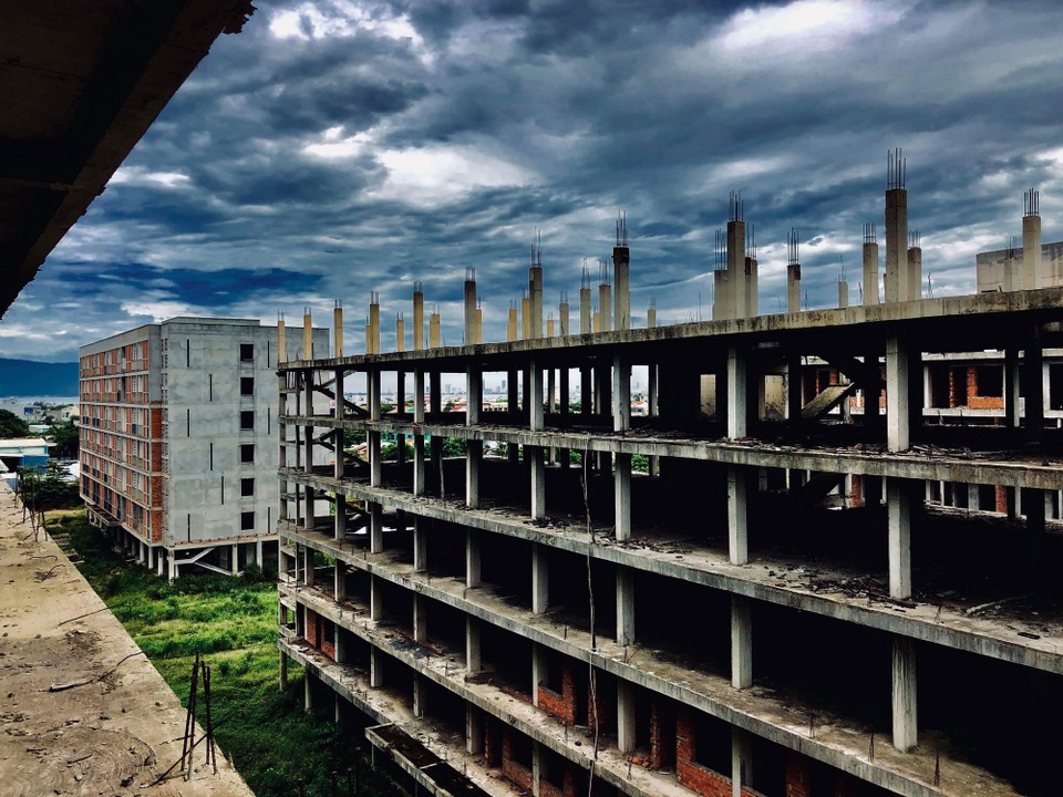 Ký túc xá sinh viên trăm tỷ xây dang dở, bỏ hoang 4 năm - 1 Công trình dự án ký túc xá sinh viên phía tây TP Đà Nẵng đang xây dang dở thì dừng và bỏ hoang 4 năm nay.