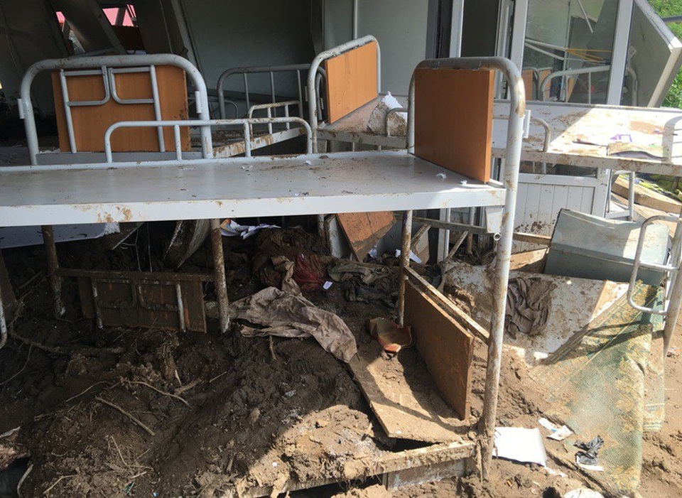 Vừa ngủ dậy, lũ ập đến, gần 50 học sinh tháo chạy - 12 Do không còn chỗ ở, đường xá bị chia cắt, hiện mới chỉ có 1/3 học sinh trở lại trường học