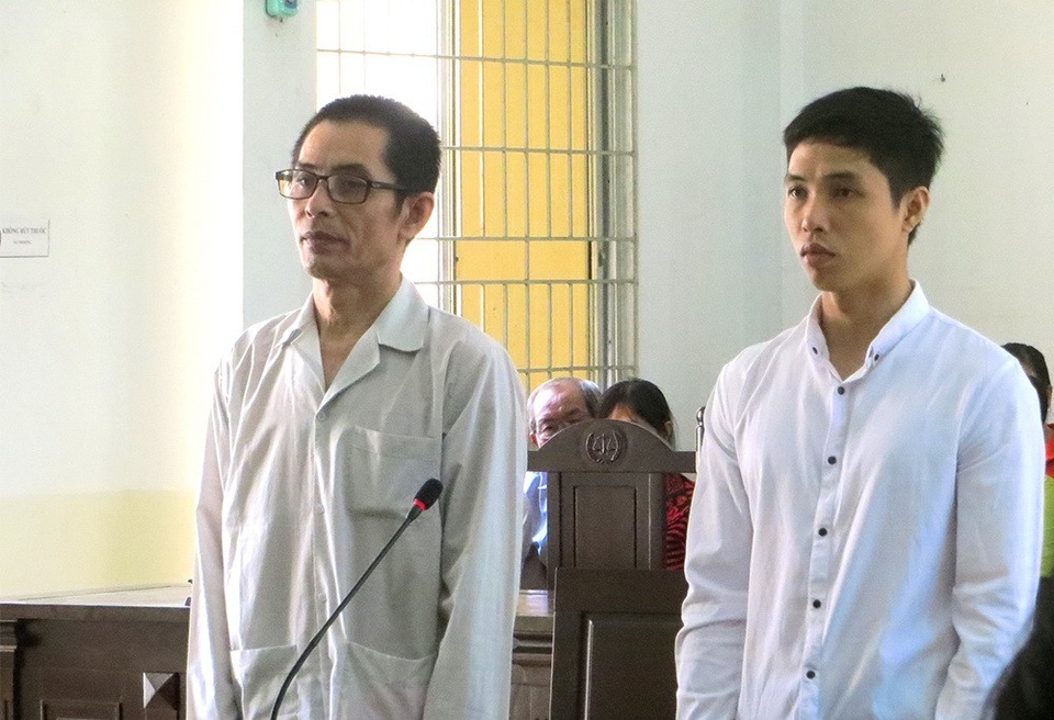 Hai cha con ông Nguyễn Văn Thịnh và Nguyễn Bình Sơn tại phiên tòa sơ thẩm diễn ra vào ngày 7/9