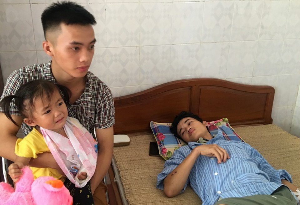 Nạn nhân lở đất: “Tôi cứu được con, gọi vợ thì không nghe tiếng trả lời” - 2 Trong trận sạt lở đất bất ngờ, anh chỉ cứu được con gái 3 tuổi, còn vợ anh đã bị vùi lấp