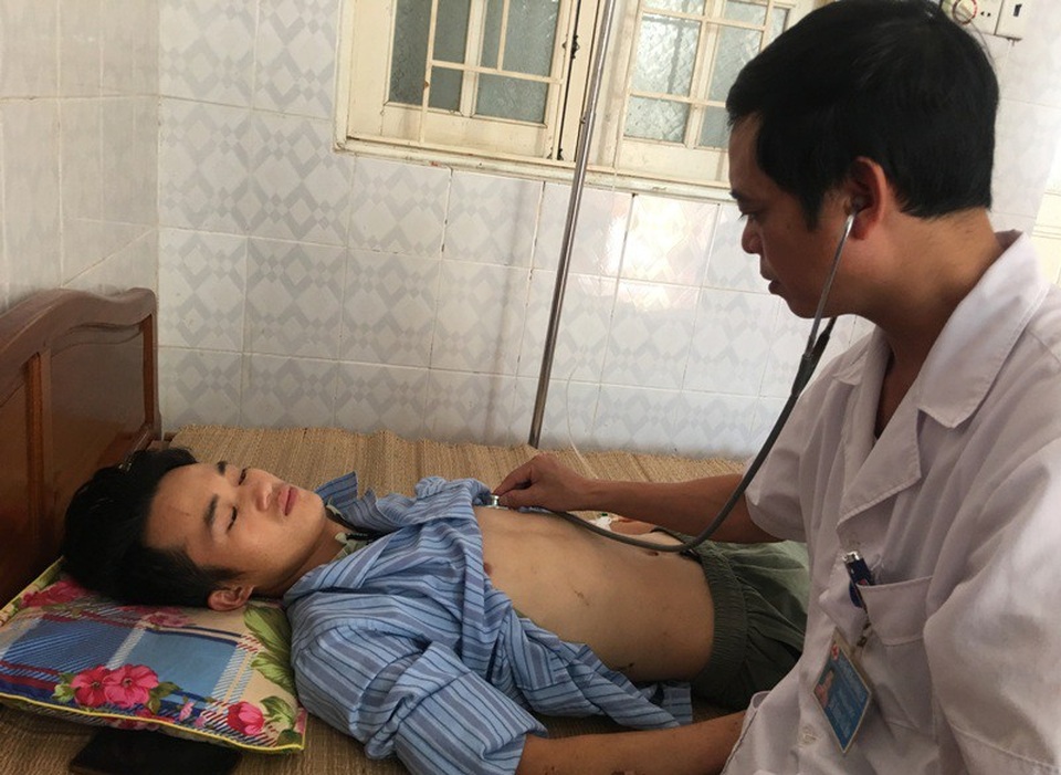 Nạn nhân lở đất: “Tôi cứu được con, gọi vợ thì không nghe tiếng trả lời” - 5 Bác sỹ Hoàng Văn Hào, Phó giám đốc Bệnh viện Đa khoa huyện Mường Lát thăm khám cho bệnh nhân