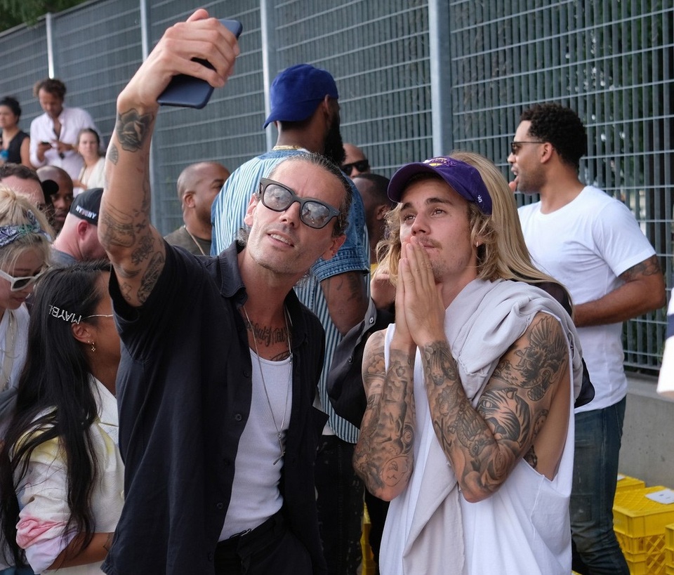 
Justin chụp ảnh cùng một người bạn. Nam ca sĩ 24 tuổi từng giành giải Grammy sở hữu khối tài sản 225 triệu USD. Anh nổi tiếng từ khi mới chỉ là một cậu bé.
