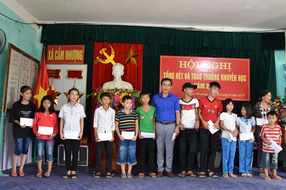 Con em xã ven biển góp hàng trăm triệu đồng giúp quê hương khuyến học, khuyến tài - 1 Nhờ sự hỗ trợ của con em xa quê, Hội Khuyến học Cẩm Nhượng có thêm kinh phí tặng quà động viên các em học sinh vươn lên trong học tập.