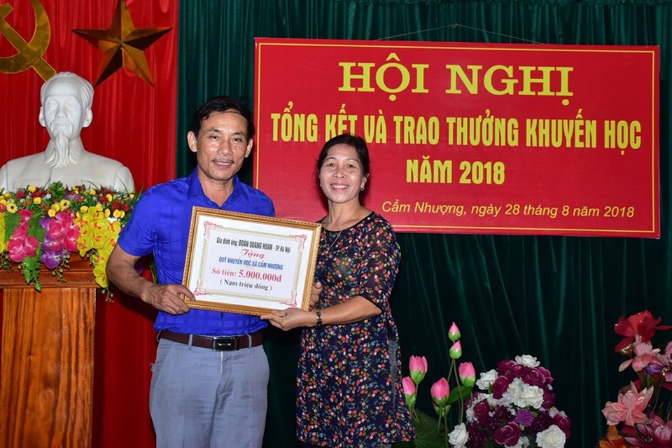 Con em xã ven biển góp hàng trăm triệu đồng giúp quê hương khuyến học, khuyến tài - 2 Con em xã ven biển góp hàng trăm triệu đồng giúp quê hương khuyến học, khuyến tài - 2