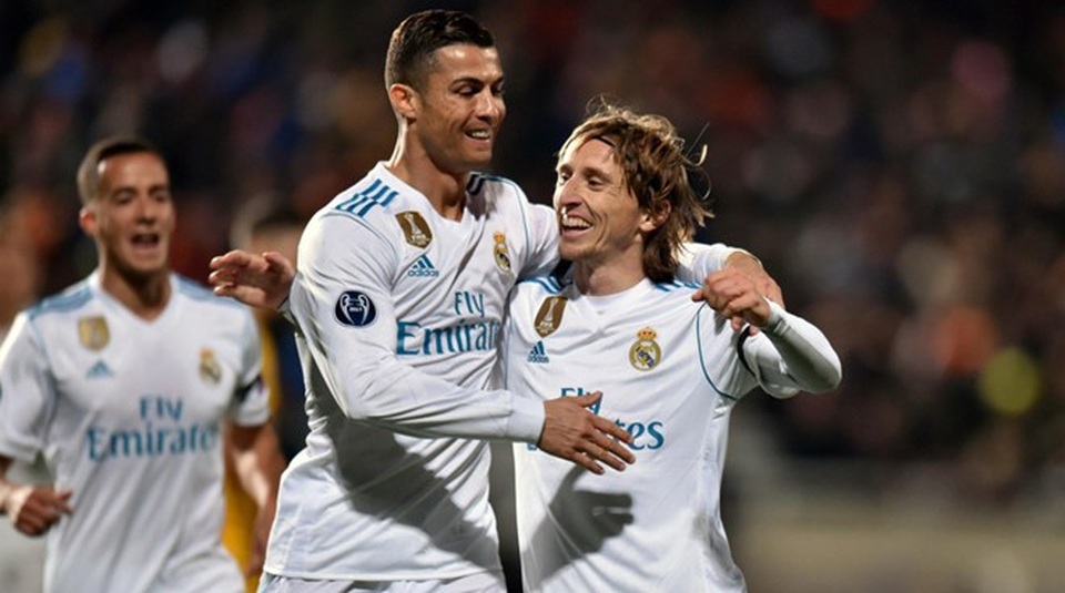 Luka Modric “giải oan” cho C.Ronaldo - 1
C.Ronaldo chúc mừng Luka Modric sau khi đồng đội cũ giành giải Cầu thủ xuất sắc nhất UEFA