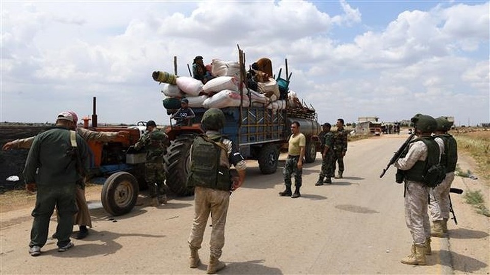 Nga cảnh báo tấn công khu vực có lính Mỹ ở Syria - 1
Cảnh sát quân sự Nga cùng với binh sĩ chính phủ Syria ở tỉnh Idlib ngày 1-6. Ảnh: AFP