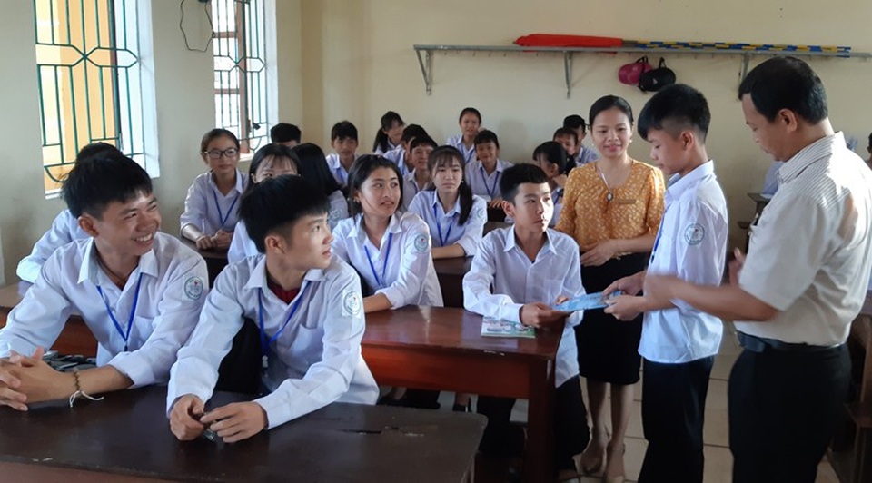 Xúc động tình cảm của bạn đọc báo Dân trí dành cho “cậu học trò đội khăn tang đi thi” - 6
Cùng với sự giúp đỡ của các nhà hảo tâm, trước đó Duy đã được Trường THPT Cẩm Bình tiếp nhận từ một trường dạy Nghề để em quay lại ngôi trường em thi đậu trước đó.