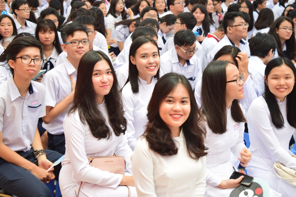 TPHCM: Trường trung học 60 năm tuổi khánh thành cơ sở mới trị giá 90 tỷ đồng - 3
Học sinh trường Trung học Thực hành Sài Gòn phấn khởi trong lễ khai giảng ở cơ sở mới.