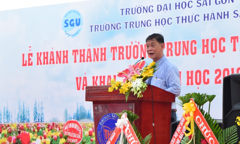TPHCM: Trường trung học 60 năm tuổi khánh thành cơ sở mới trị giá 90 tỷ đồng - 2 PGS.TS Phạm Hoàng Quân, Hiệu trưởng trường ĐH Sài Gòn phát biểu tại lễ khai giảng