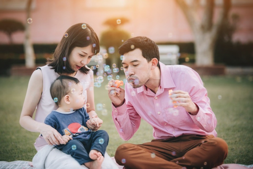 Nên mua bảo hiểm nhân thọ cho ai trong gia đình? - 1 Ưu tiên mua BHNT cho người trụ cột là cách xây dựng nền tảng tài chính vững chắc để bảo vệ cả gia đình.