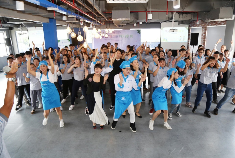 
Hiệu trưởng hòa mình cùng niềm vui với toàn thể giảng viên và tân sinh viên
