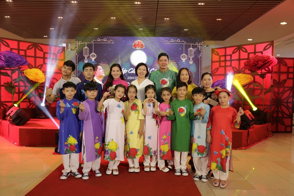 Vợ chồng Bình Minh và nhà thiết kế Minh Hạnh san sẻ yêu thương trong đêm hội Trung thu - 1 Vợ chồng Bình Minh và nhà thiết kế Minh Hạnh san sẻ yêu thương trong đêm hội Trung thu - 1